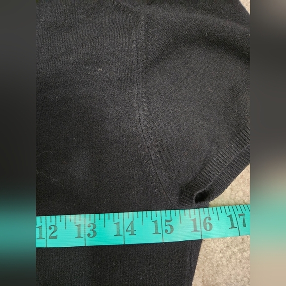 BCBG Black V-Neck Thick Stretchy Short Sleeve Top. Size Small - Picture 9 of 11